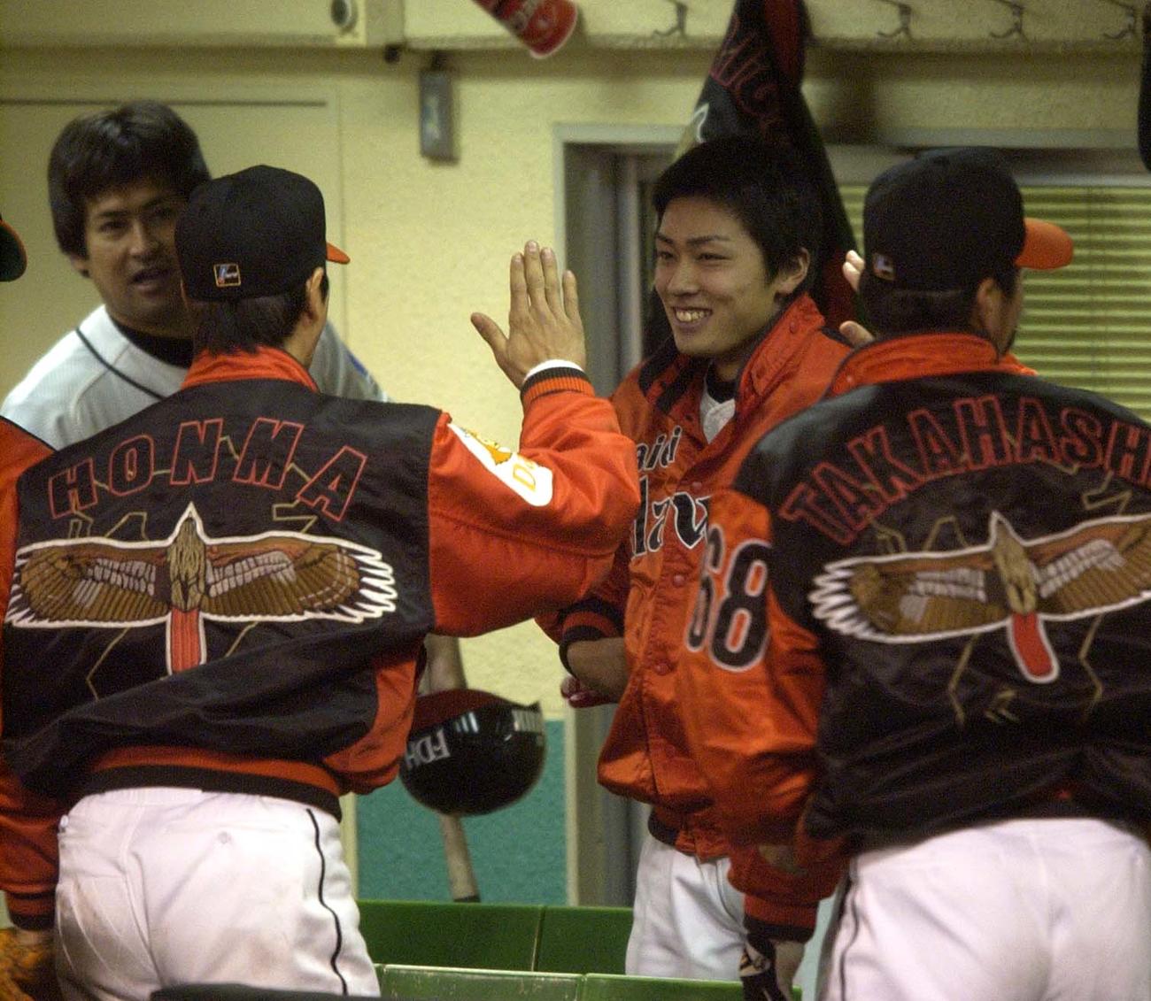 03年4月、ダイエー対西武　プロ初勝利を飾った和田は試合終了後、ベンチのナインと笑顔でハイタッチをかわす