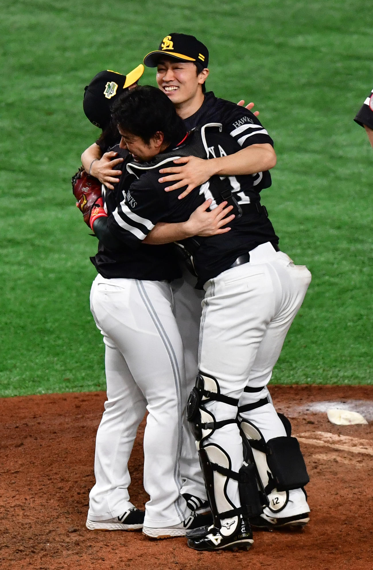 19年10月、巨人対ソフトバンク　日本一となり笑顔で抱き合う和田（右）