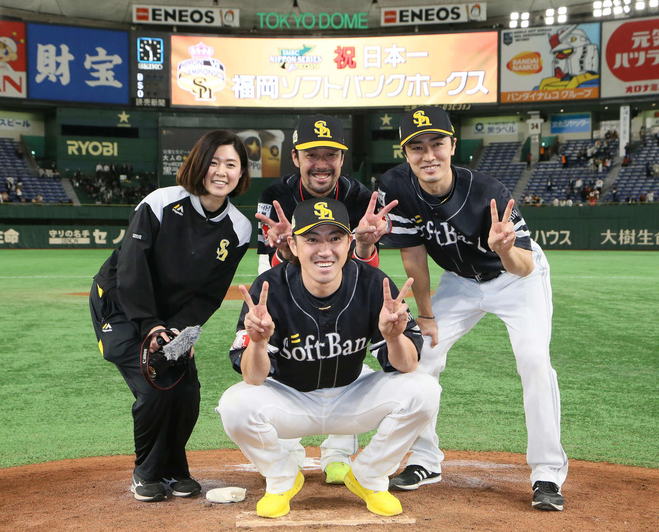 2019年「SMBC日本シリーズ2019」第4戦　巨人対ソフトバンク　記念写真に納まるソフトバンク内川聖一（下）と和田毅（右）