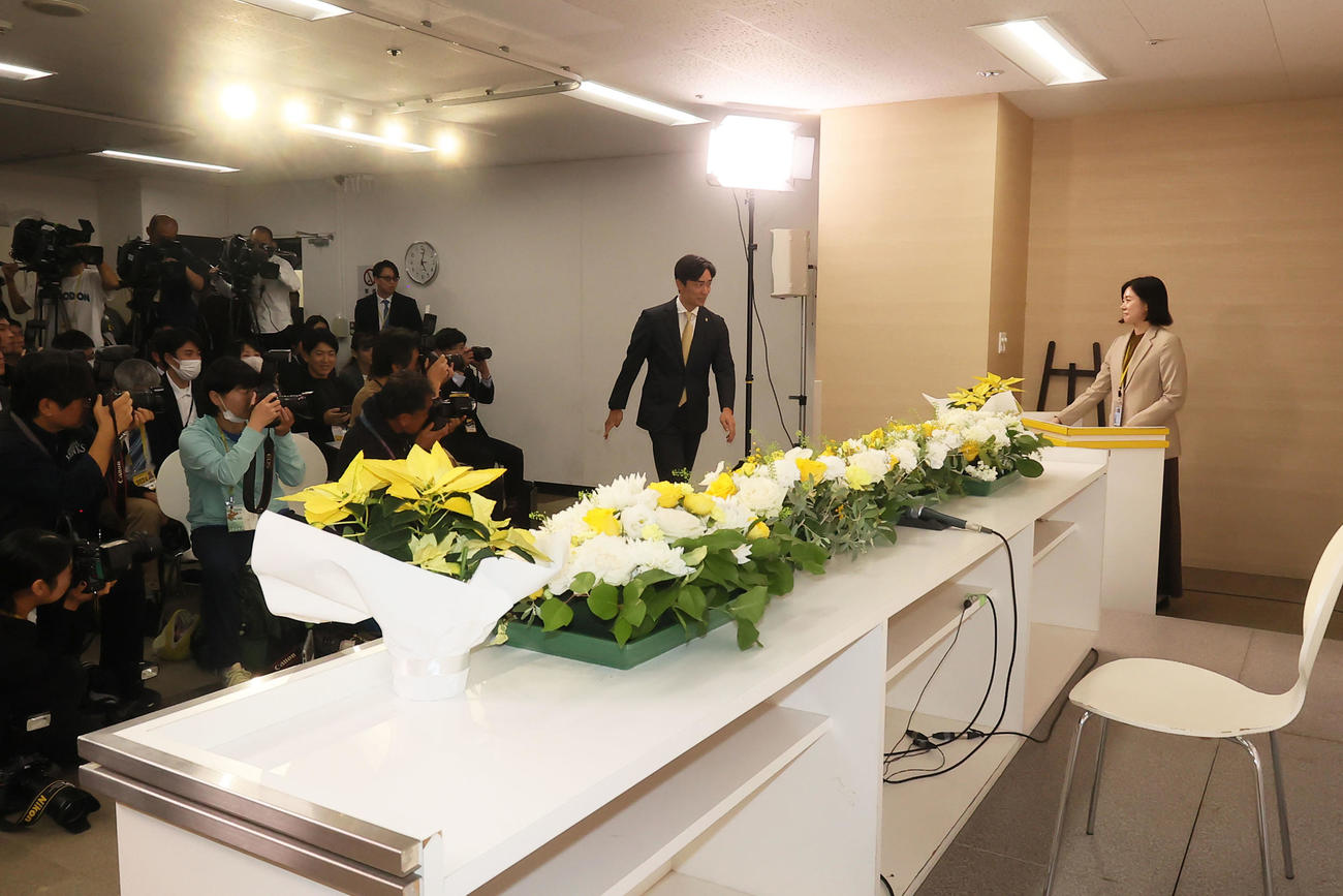 引退会見に臨む和田（撮影・鬼束羽瑠菜）