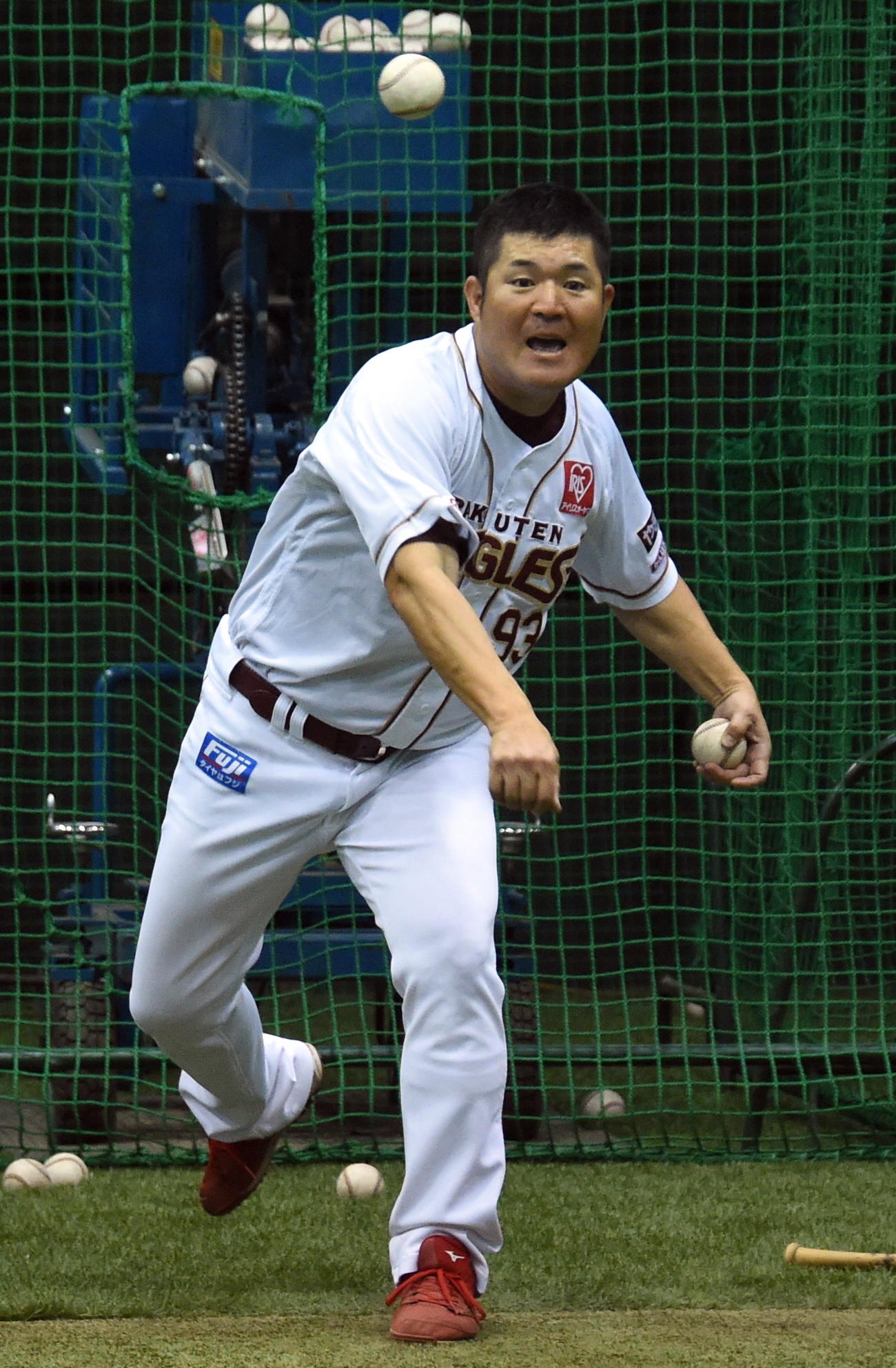 打撃投手を務める楽天後藤打撃コーチ（撮影・山田愛斗）