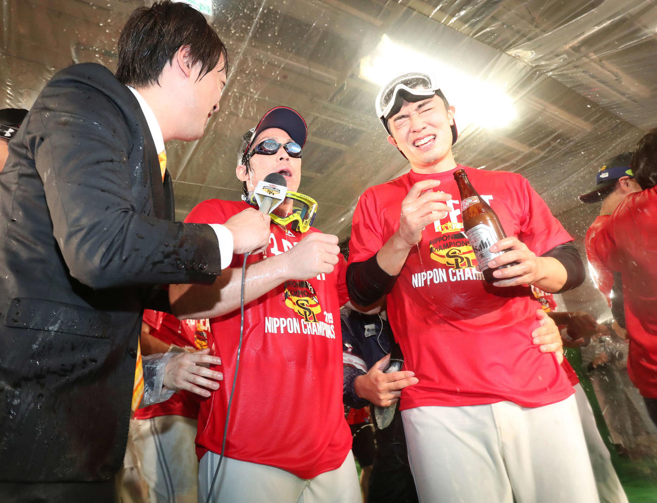 2019年10月、「SMBC日本シリーズ2019」第4戦　巨人対ソフトバンク　ソフトバンク祝勝会でビールかけをする甲斐拓也（中央）と和田毅（右）