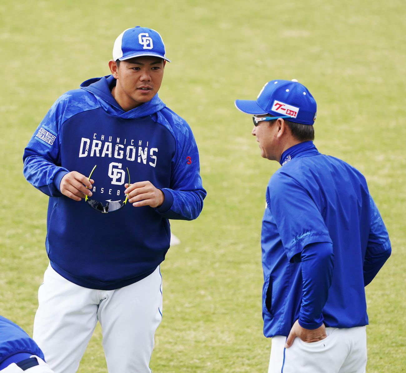 練習前に立浪監督と話をする高橋周平（左）（2023年撮影）