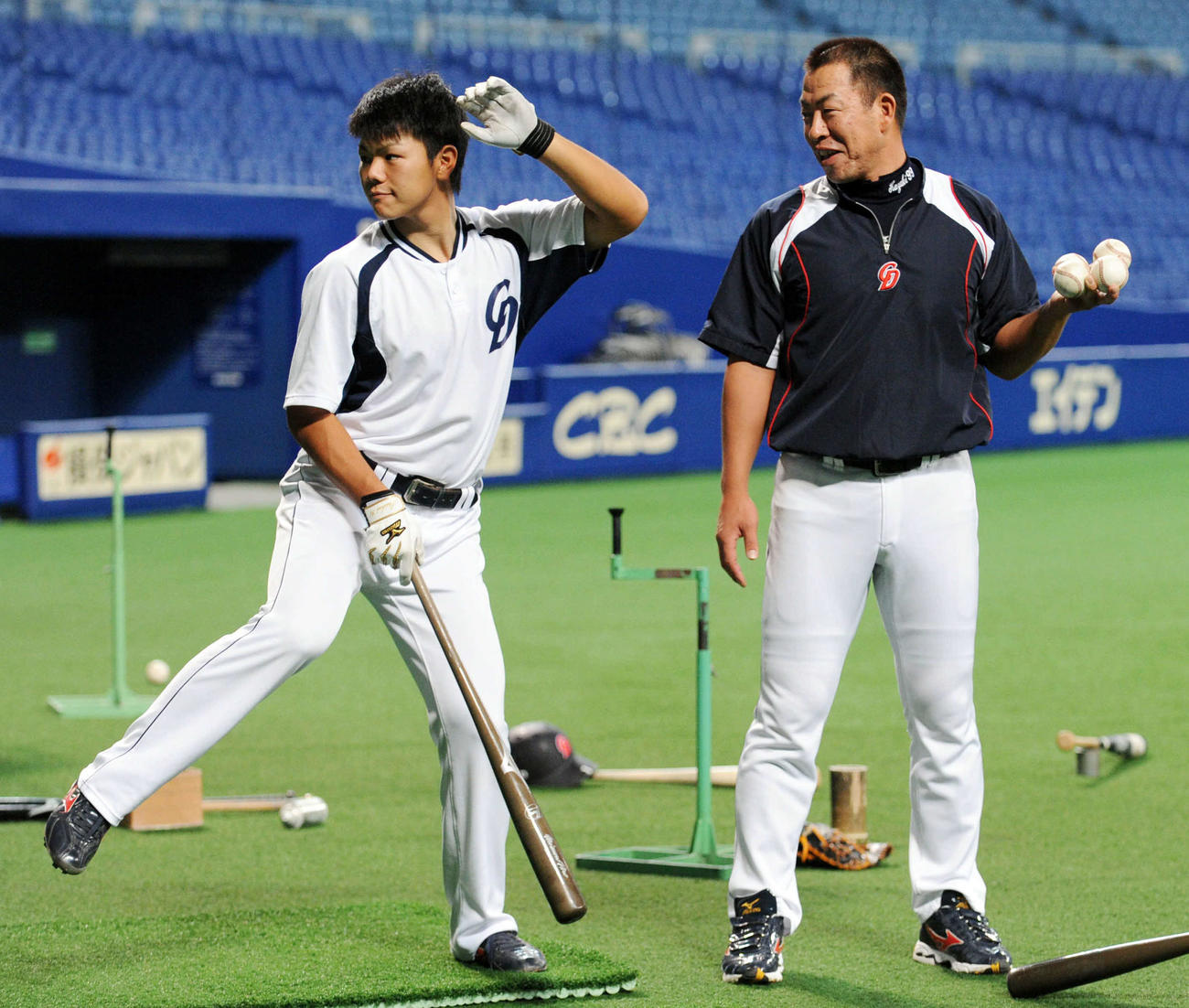 12年、井上一樹コーチ（右）の指導を受ける高橋周平