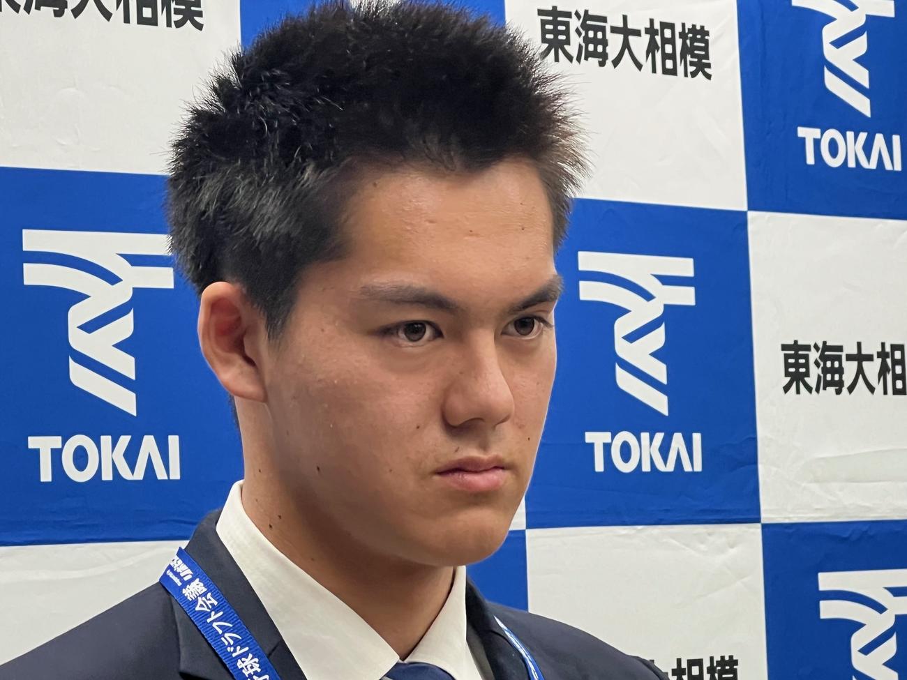 日本ハムの指名あいさつを受けた東海大相模・藤田（撮影・金子真仁）