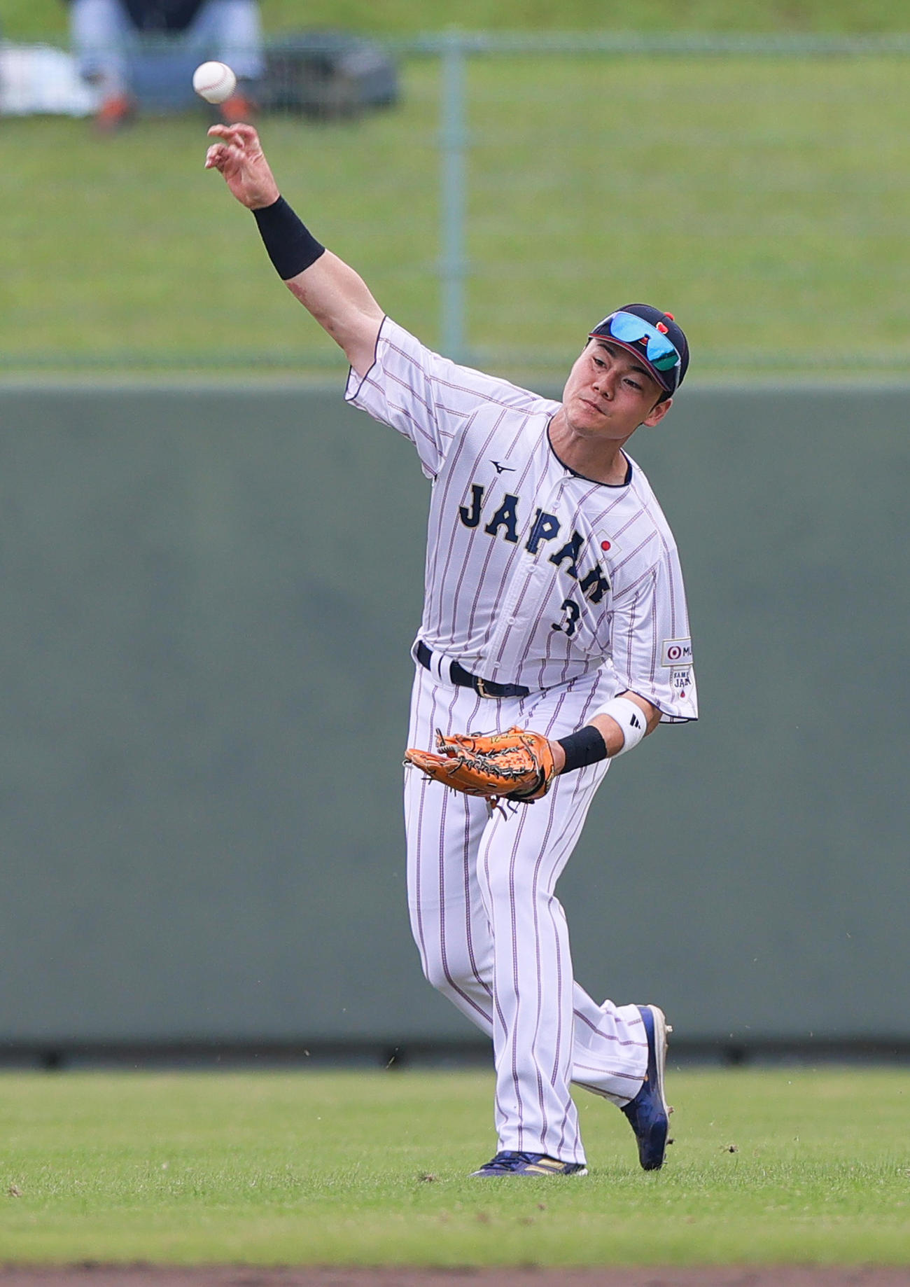広島対侍ジャパン　左翼でシートノックする侍ジャパン清宮幸太郎（撮影・上山淳一）