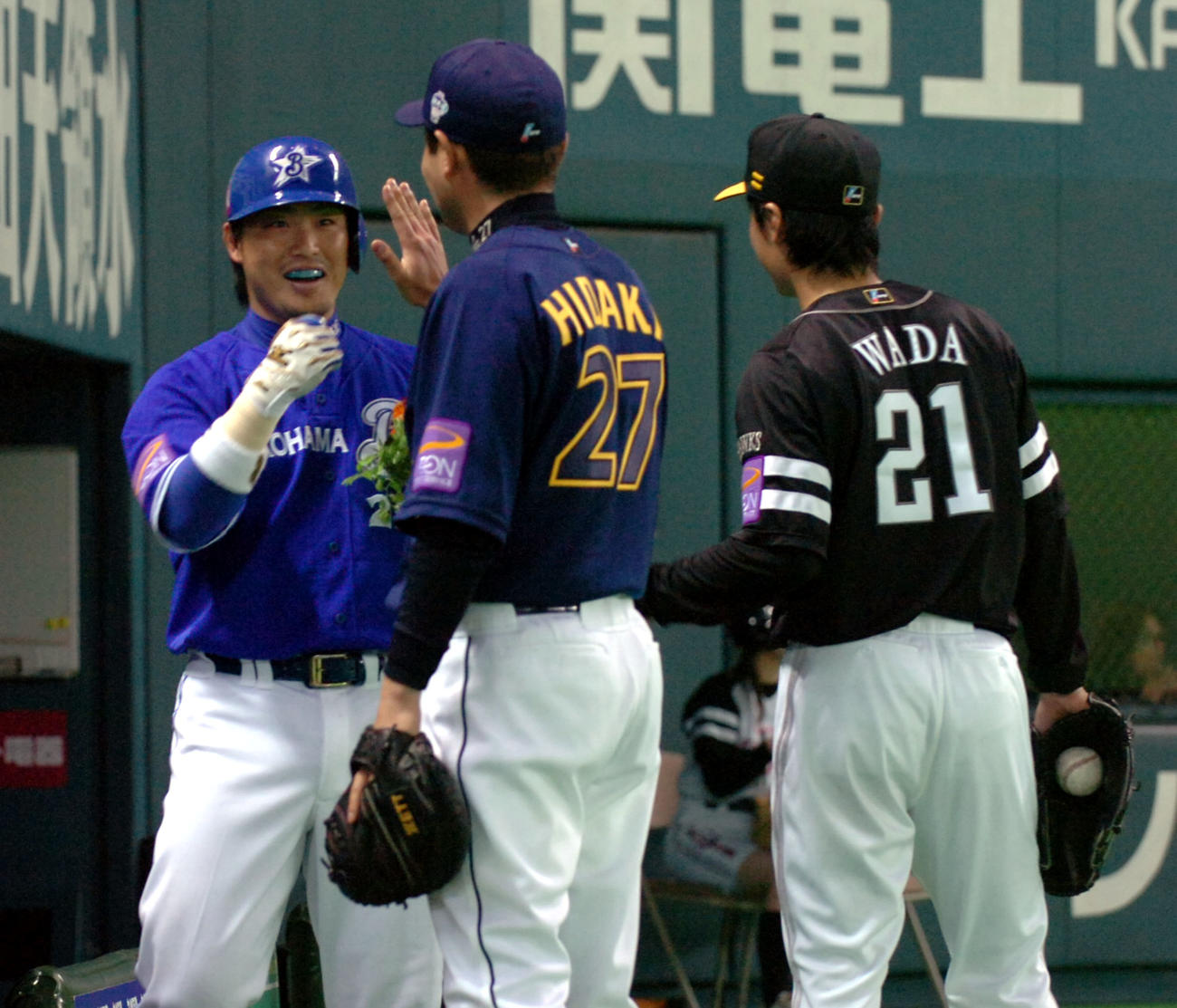 2006年11月、全米対全日本　4回表全日本2死、村田修一は弾丸ライナーの左越え本塁打を放ち和田毅らに出迎えられる