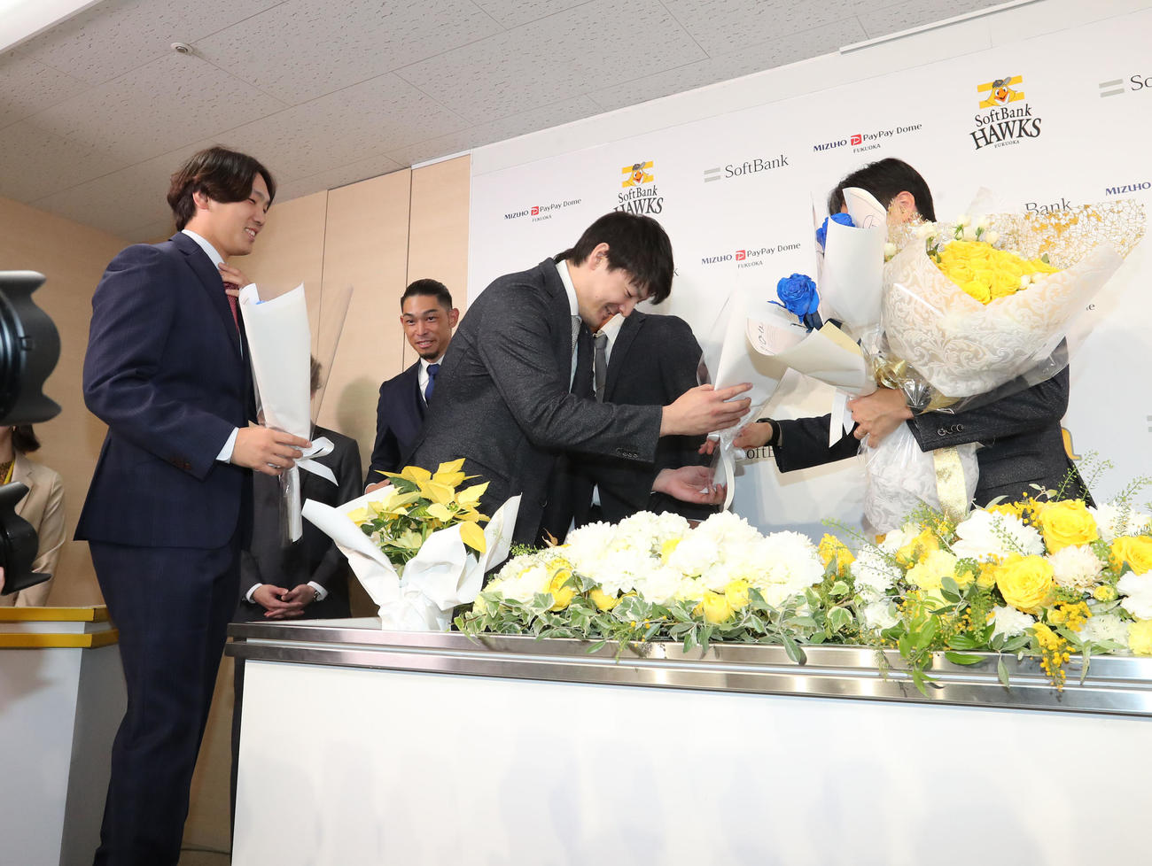 花をプレゼントする有原と石川（左）（撮影・梅根麻紀）