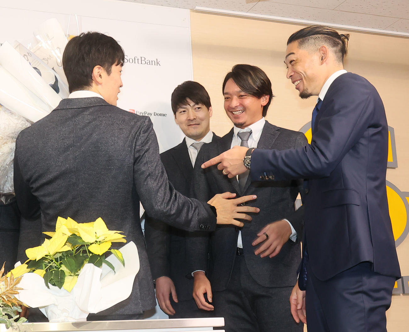 笑顔で会話する和田毅（左）、有原航平、東浜巨、又吉克樹（撮影・鬼束羽瑠菜）