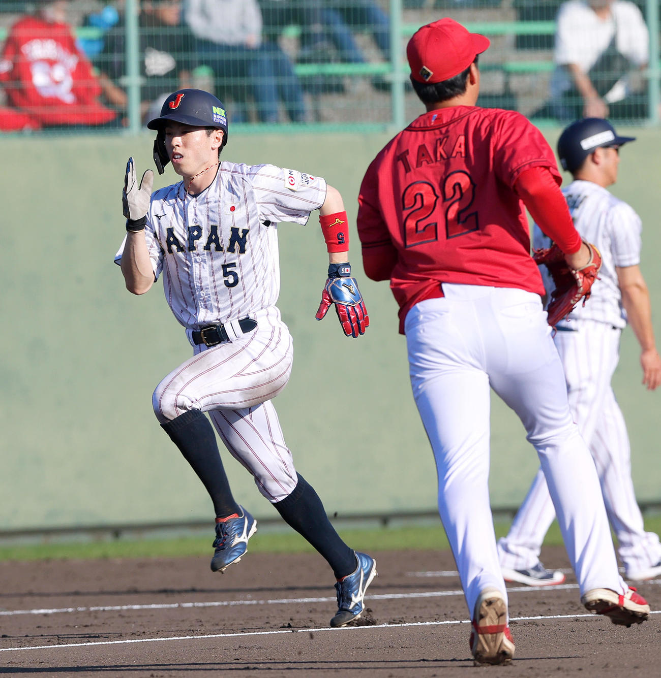 広島対侍ジャパン　7回裏侍ジャパン無死二塁、二走の五十幡（左）は辰己の中越え適時三塁打で生還する。手前は高（撮影・上山淳一）