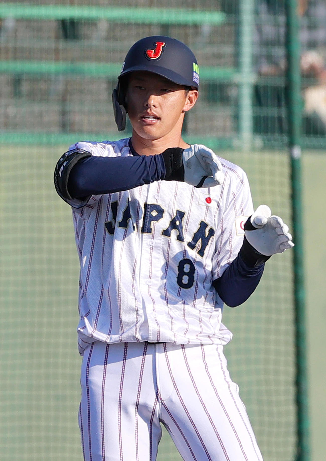 広島対侍ジャパン　7回裏侍ジャパン無死一塁、辰己の中越え適時三塁打でポーズを決める（撮影・上山淳一）