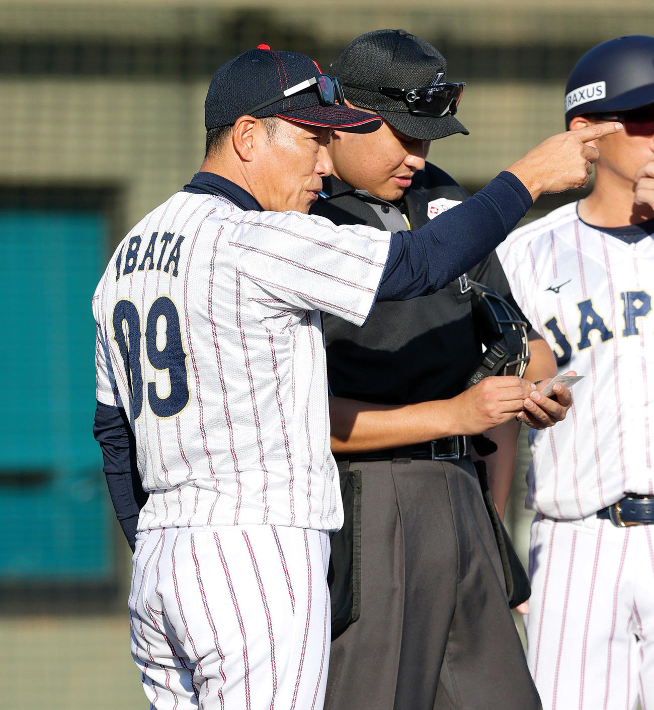 広島対侍ジャパン　球審に選手交代を告げる侍ジャパン井端監督（撮影・上山淳一）