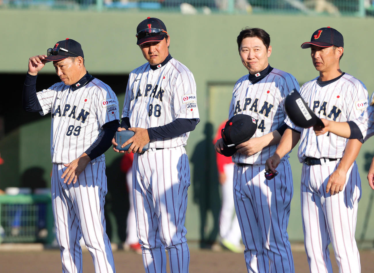 侍ジャパン対広島　侍ジャパン井端監督（左）は試合を終えスタンドにあいさつする（撮影・上山淳一）