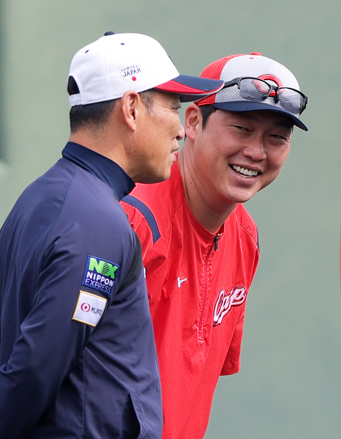 侍ジャパン対広島　試合前、侍ジャパン井端監督（手前）と談笑する広島新井監督（撮影・上山淳一）