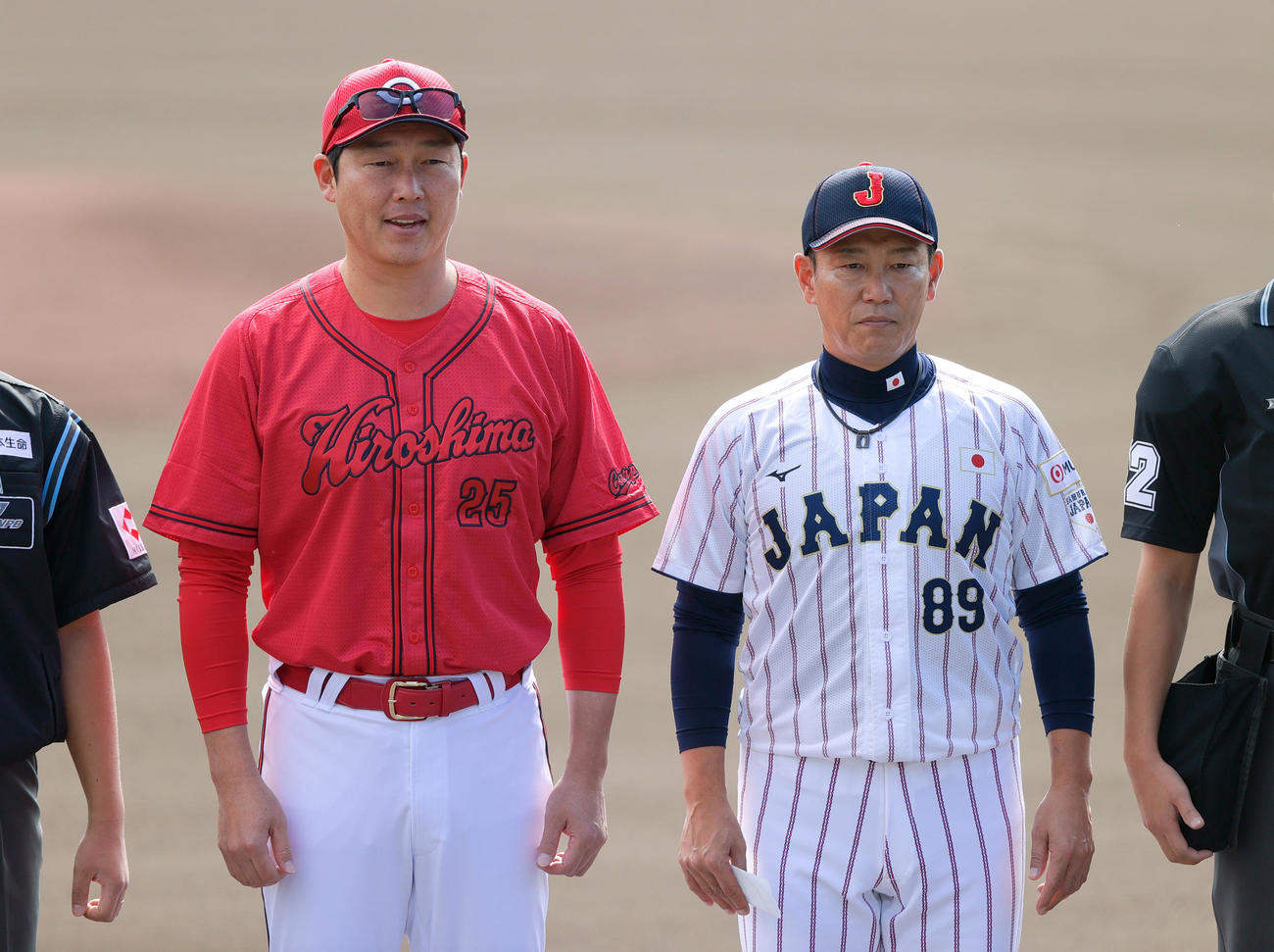 広島対侍ジャパン　試合前、記念撮影する侍ジャパン井端監督（右）と広島新井監督（撮影・上山淳一）