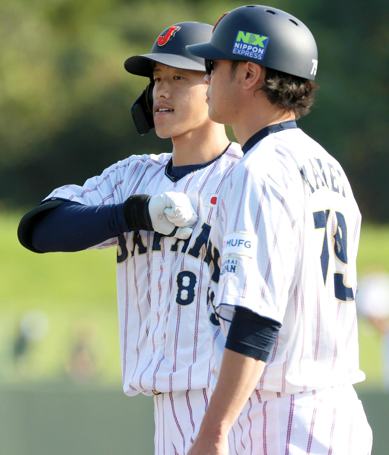 広島対侍ジャパン　5回裏侍ジャパン無死満塁、辰己は右前適時打を放ちポーズを決める（撮影・上山淳一）