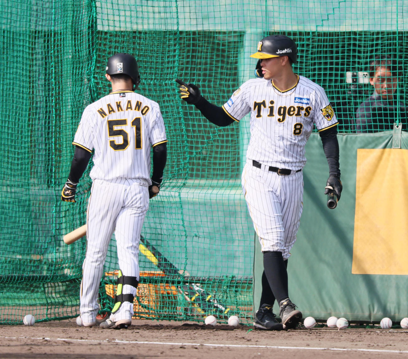 ランチ特打に参加した佐藤輝（右）と中野（撮影・加藤哉）