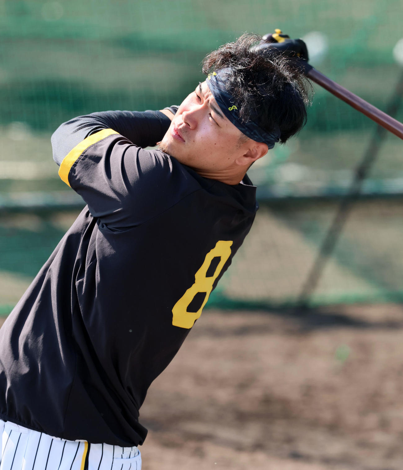 ロングティー打撃する佐藤輝（撮影・加藤哉）