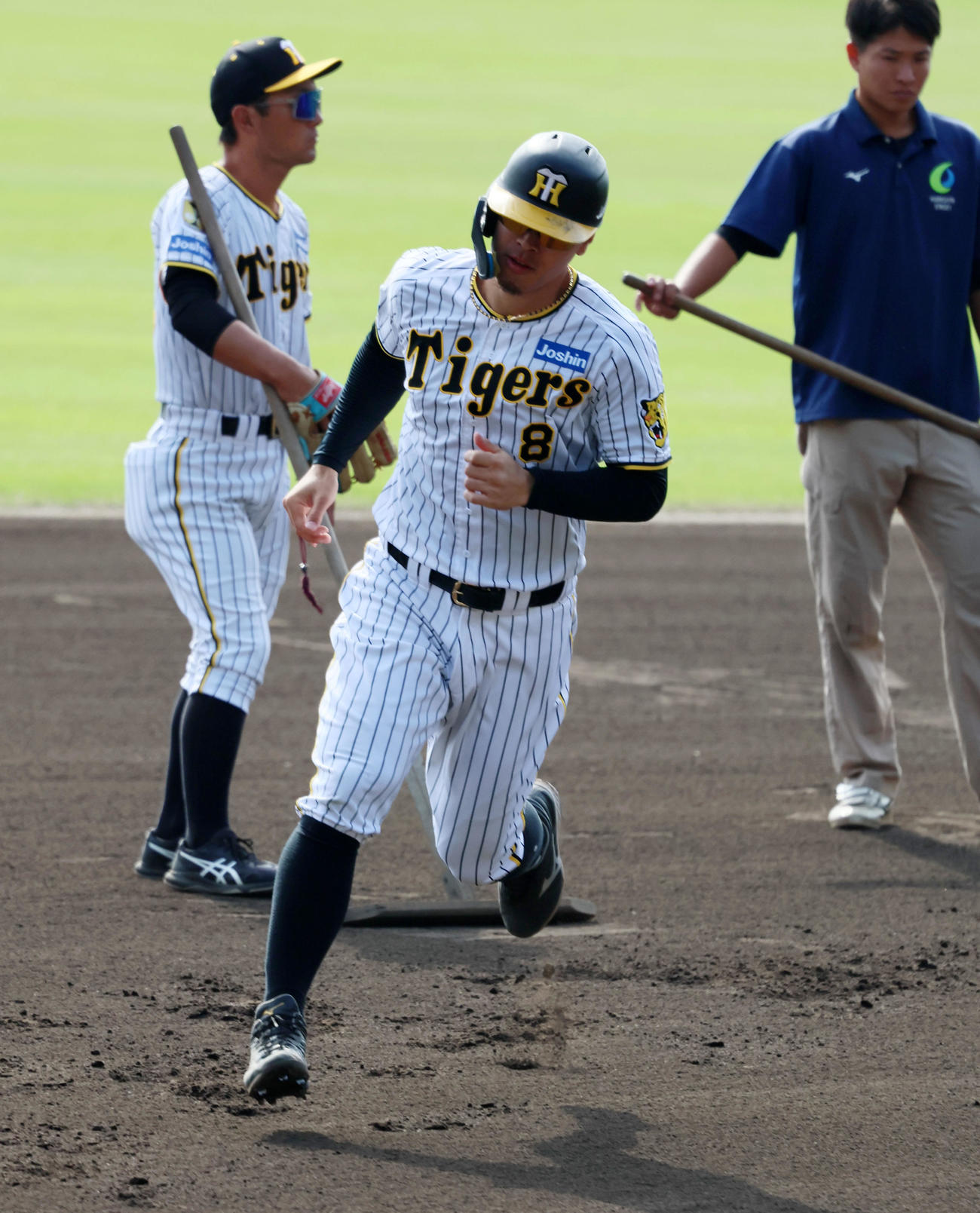 ベースランニングする佐藤輝（撮影・加藤哉）