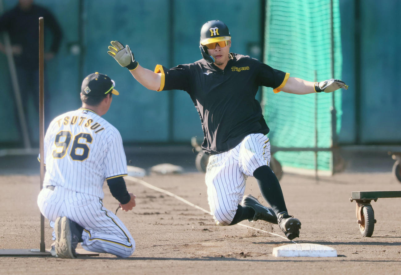 個別メニューの走塁練習で二塁へスライディングする佐藤輝。左は筒井コーチ（撮影・加藤哉）