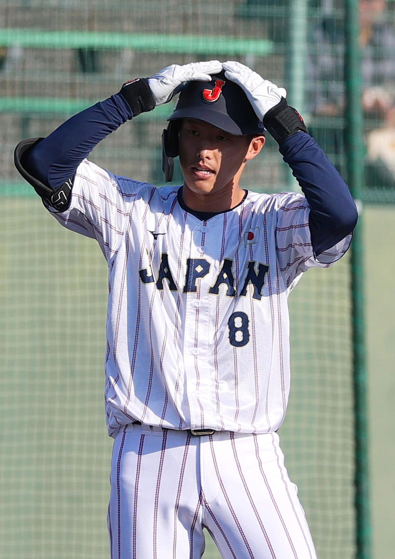 広島対侍ジャパン　7回裏侍ジャパン無死一塁、辰己の中越え適時三塁打でポーズを決める（撮影・上山淳一）