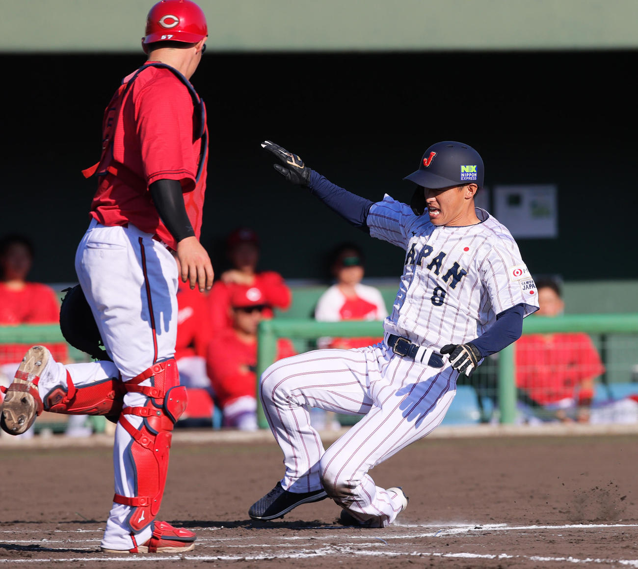 広島対侍ジャパン　7回裏侍ジャパン無死三塁、三走辰己（右）は小園海斗の中犠飛で生還する（撮影・上山淳一）