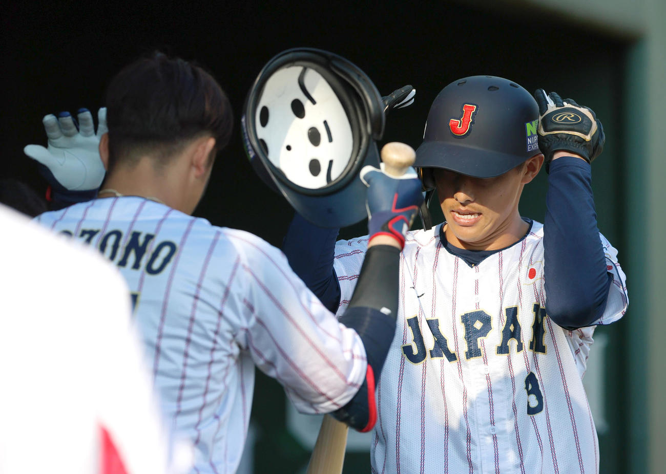 広島対侍ジャパン　7回裏侍ジャパン無死三塁、三走辰己（右）は小園の中犠飛で生還しベンチ前で一緒にポーズする（撮影・上山淳一）