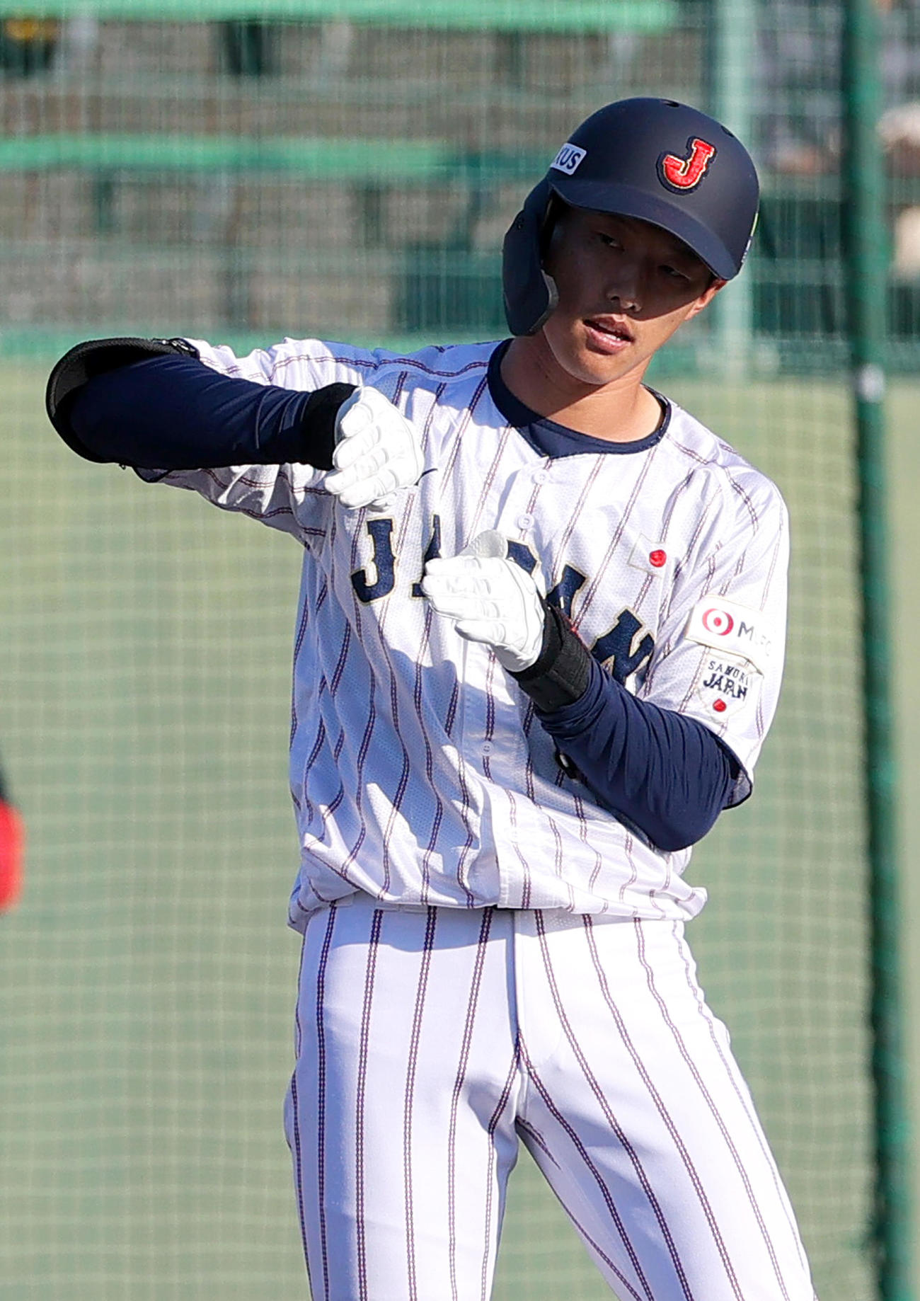 広島対侍ジャパン　7回裏侍ジャパン無死一塁、辰己の中越え適時三塁打でポーズを決める（撮影・上山淳一）