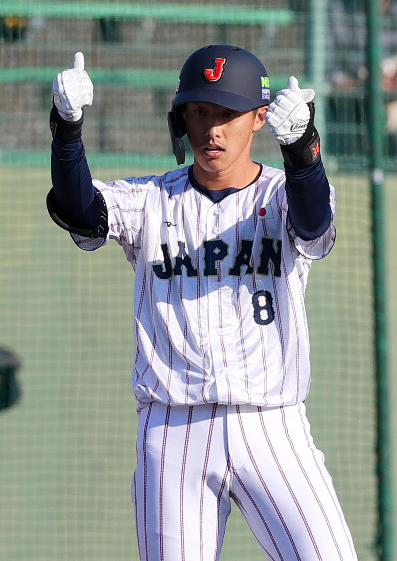 広島対侍ジャパン　7回裏侍ジャパン無死一塁、辰己の中越え適時三塁打でポーズを決める（撮影・上山淳一）