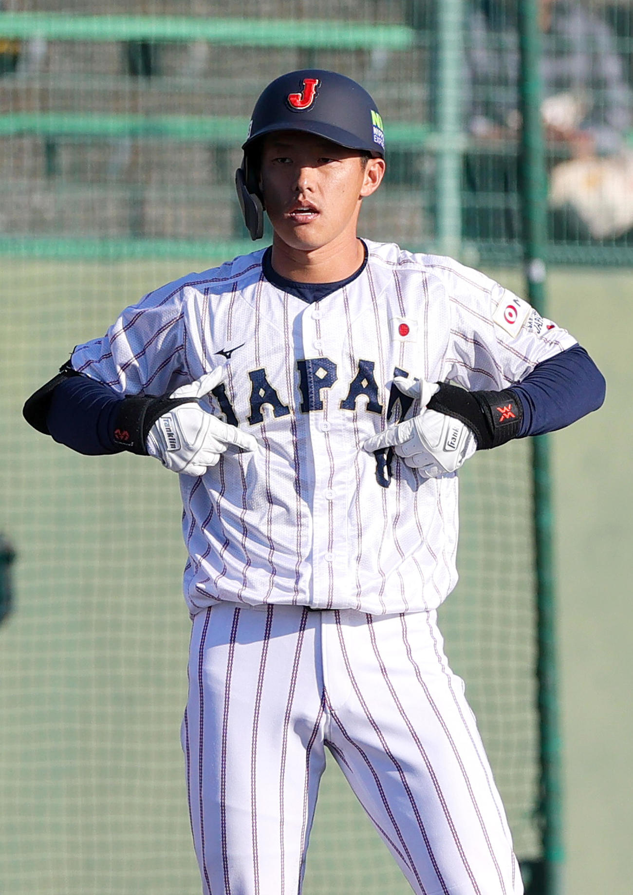 広島対侍ジャパン　7回裏侍ジャパン無死一塁、辰己の中越え適時三塁打でポーズを決める（撮影・上山淳一）