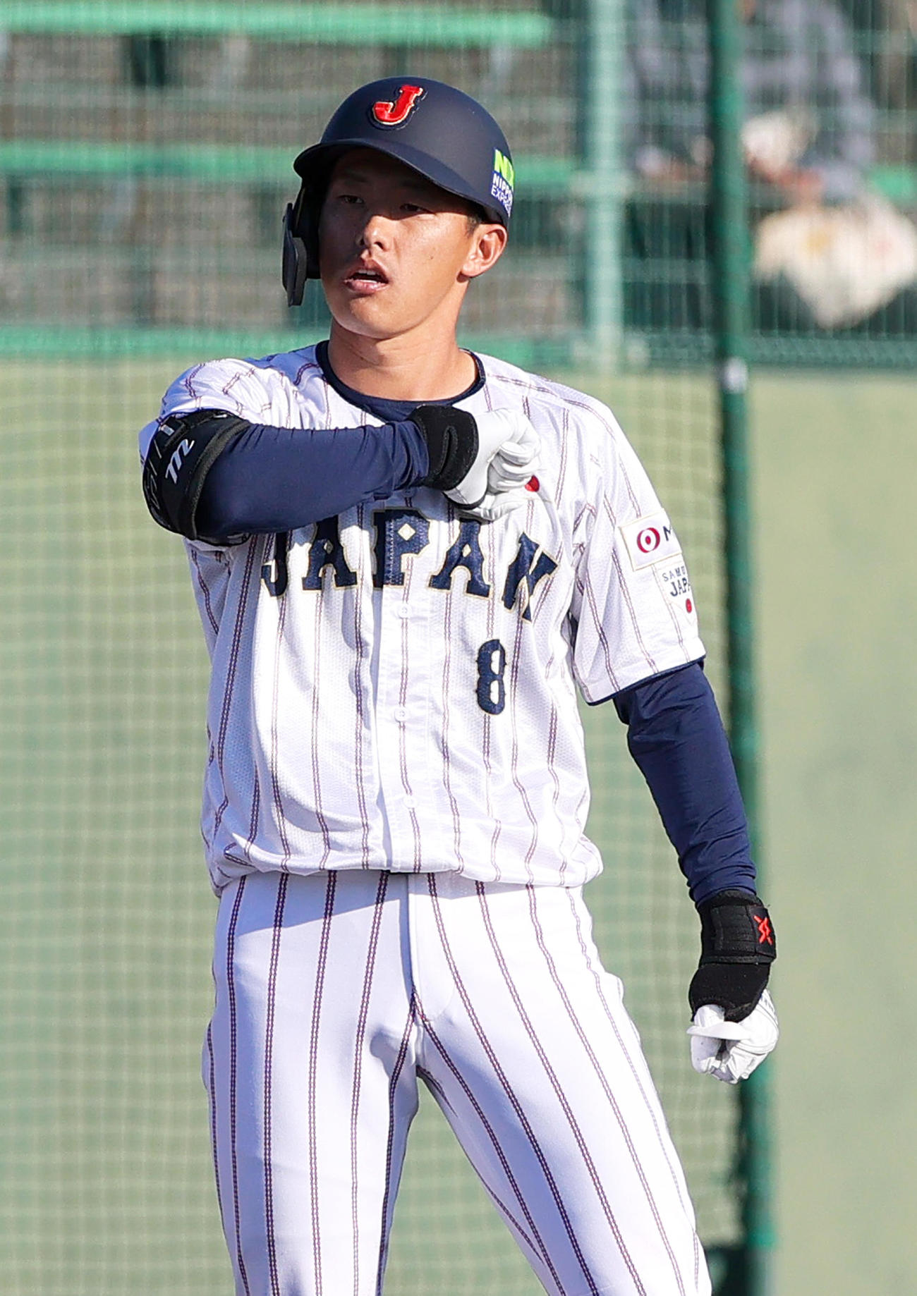 広島対侍ジャパン　7回裏侍ジャパン無死一塁、辰己の中越え適時三塁打でポーズを決める（撮影・上山淳一）