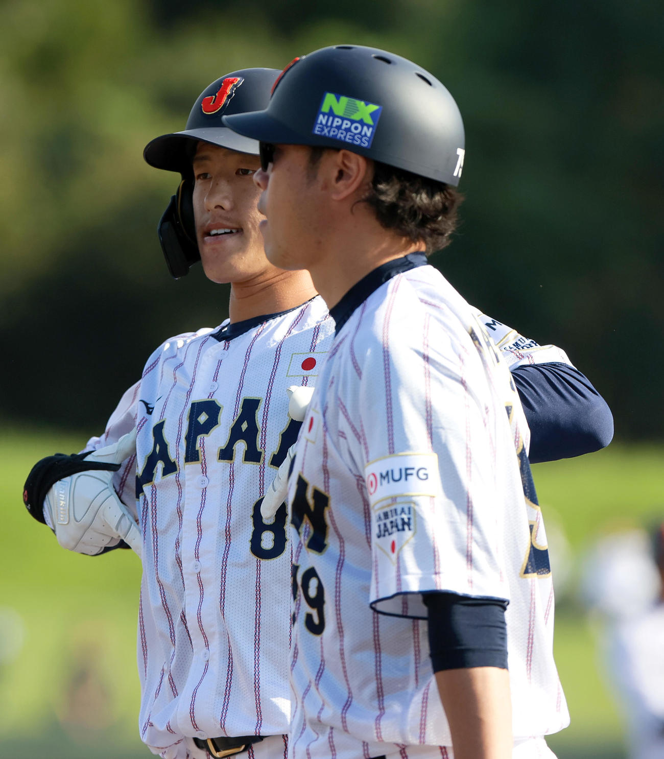 広島対侍ジャパン　5回裏侍ジャパン無死満塁、辰己は右前適時打を放ちポーズを決める（撮影・上山淳一）