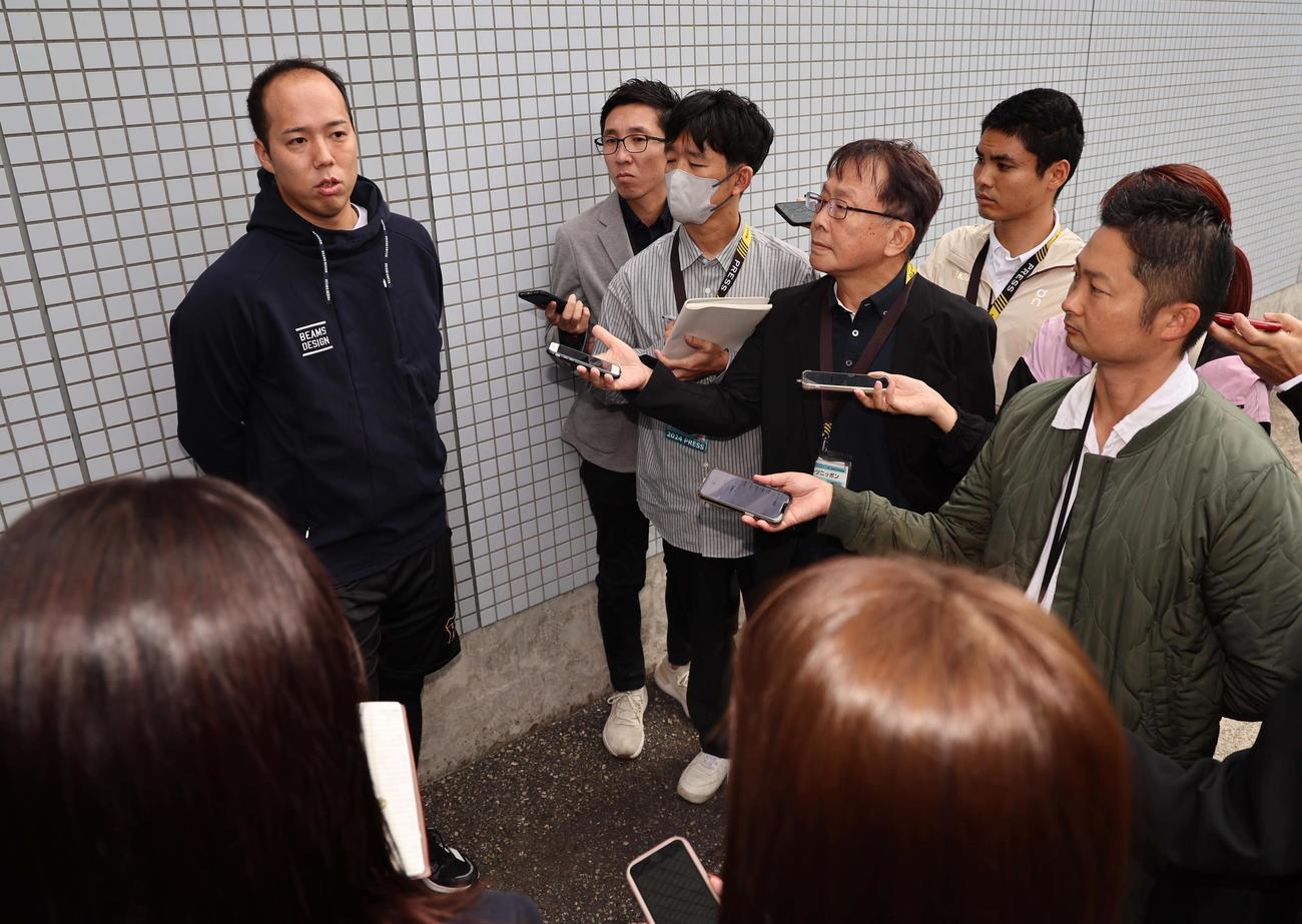 ポスティングでメジャー挑戦が決まった青柳は鳴尾浜球場で取材を受ける（撮影・上田博志）