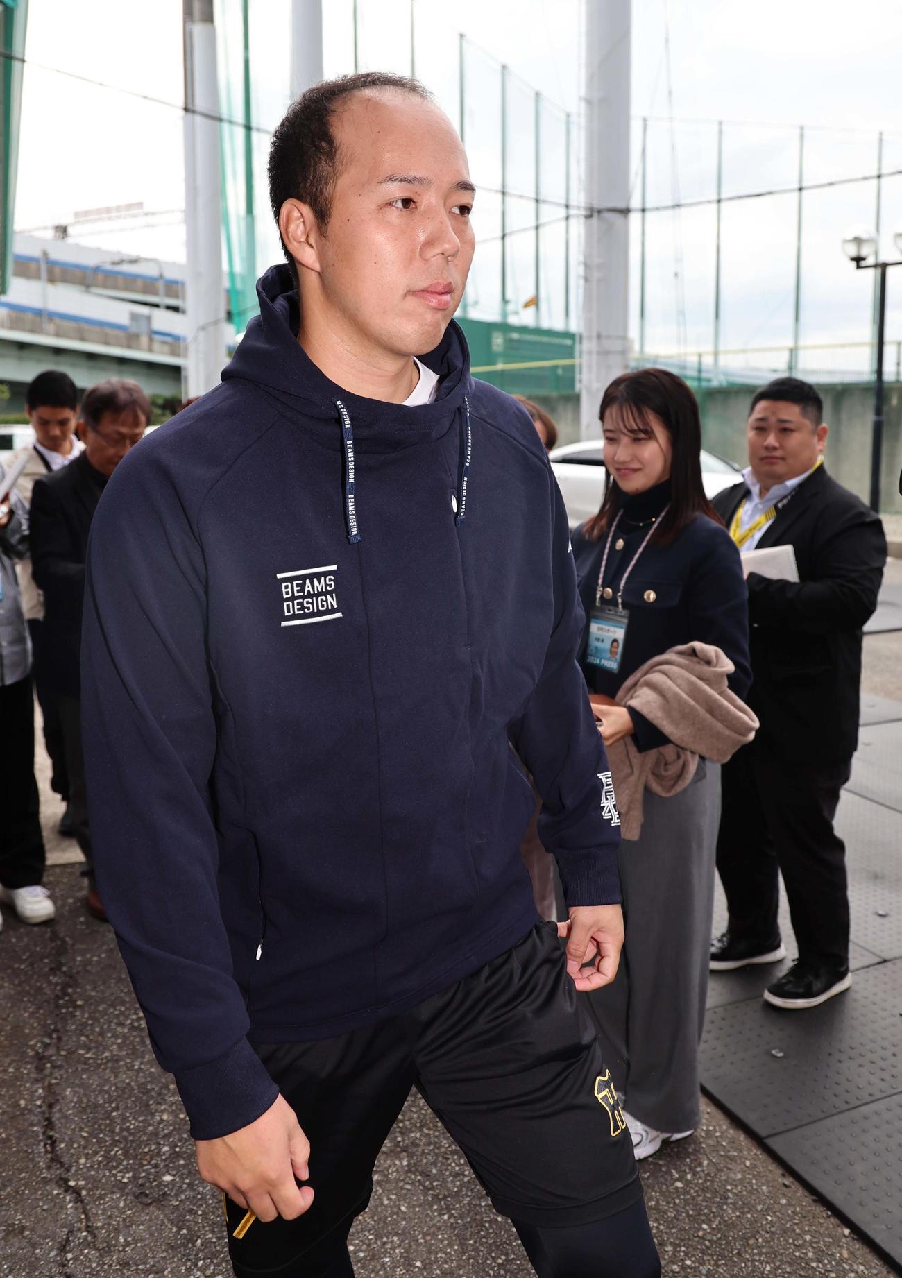ポスティングでメジャー挑戦が決まった青柳は鳴尾浜球場で取材を受けた（撮影・上田博志）
