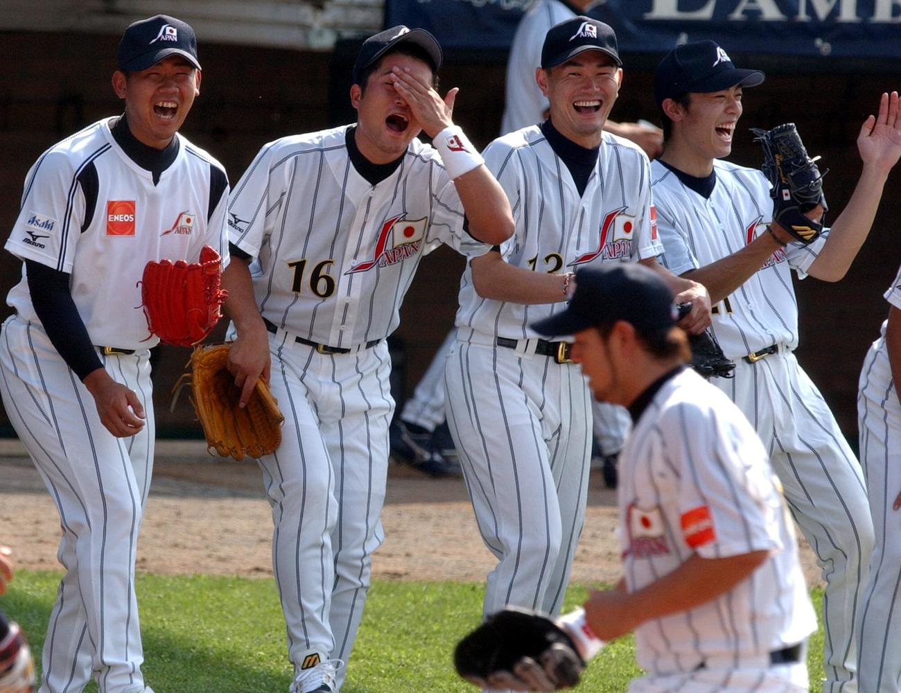 04年8月、守備練習でエラーした石井（手前）を見て、大爆笑する左から松坂、安藤、岩瀬、和田