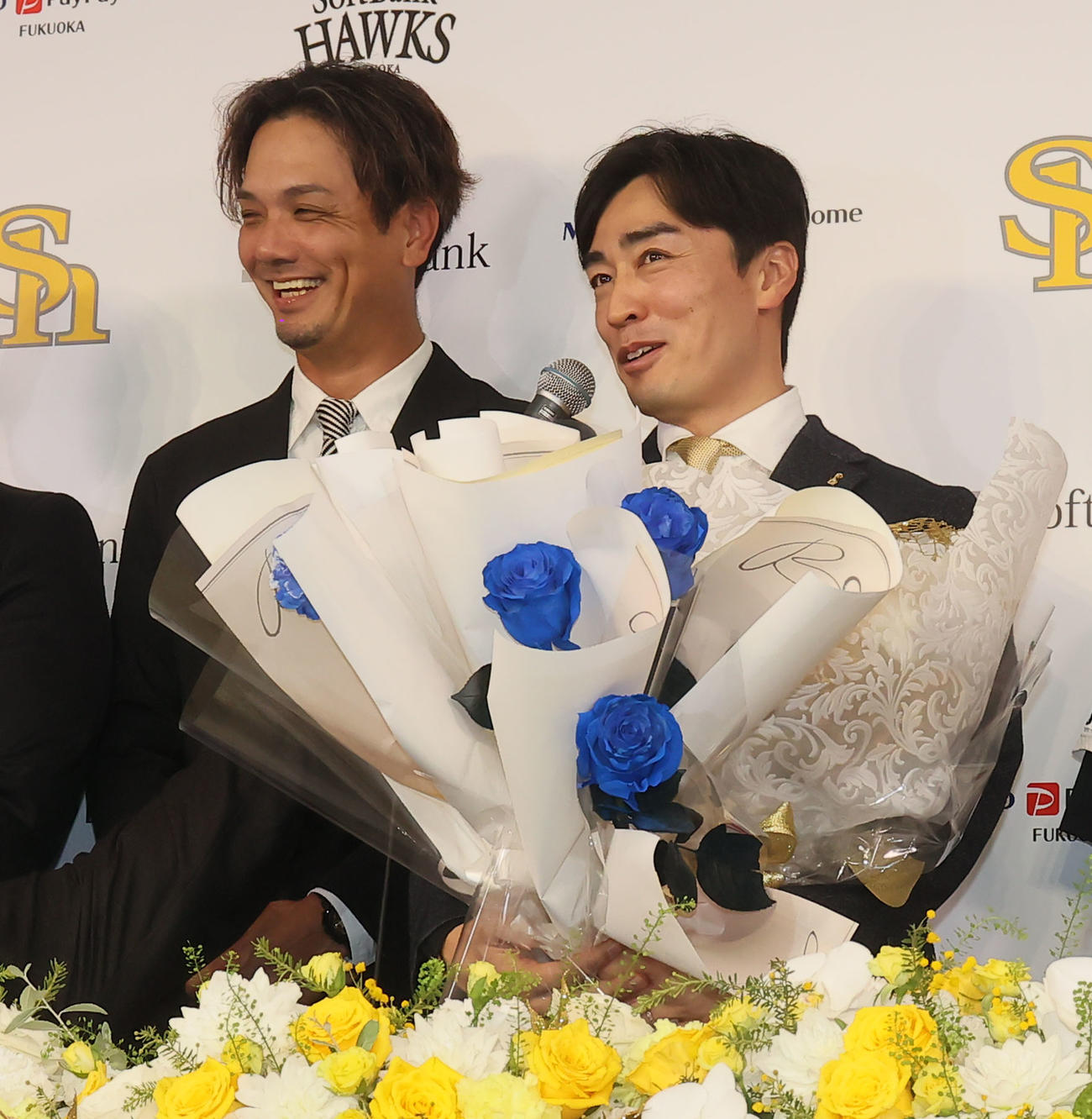 沢山の花束を受け取り笑顔の和田（右）と新垣（撮影・鬼束羽瑠菜）