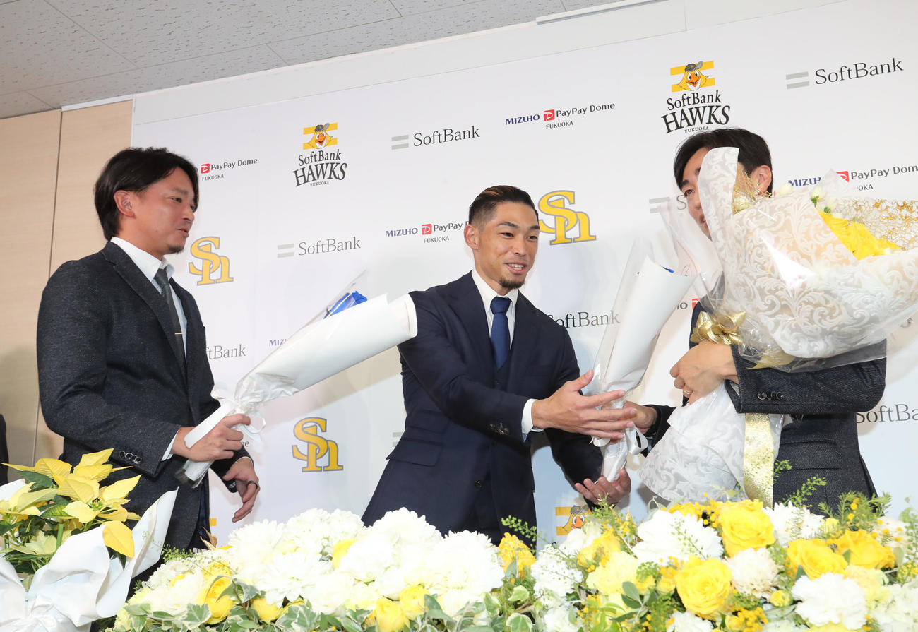 花をプレゼントする又吉と東浜（左）（撮影・梅根麻紀）