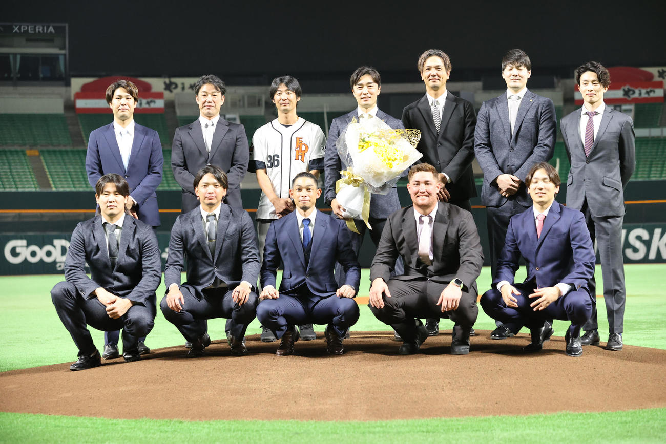 集合写真に納まる後列左から、藤井、高谷裕コーチ、明石コーチ、和田、新垣、有原、周東、前列左から杉山、東浜、又吉、リチャード、石川（撮影・梅根麻紀）