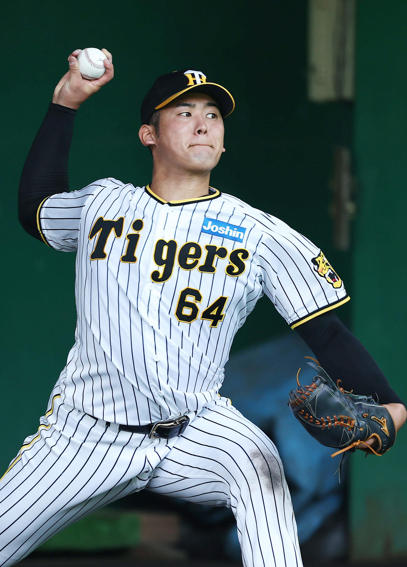 ブルペンで投げ込む阪神岡留（撮影・前田充）