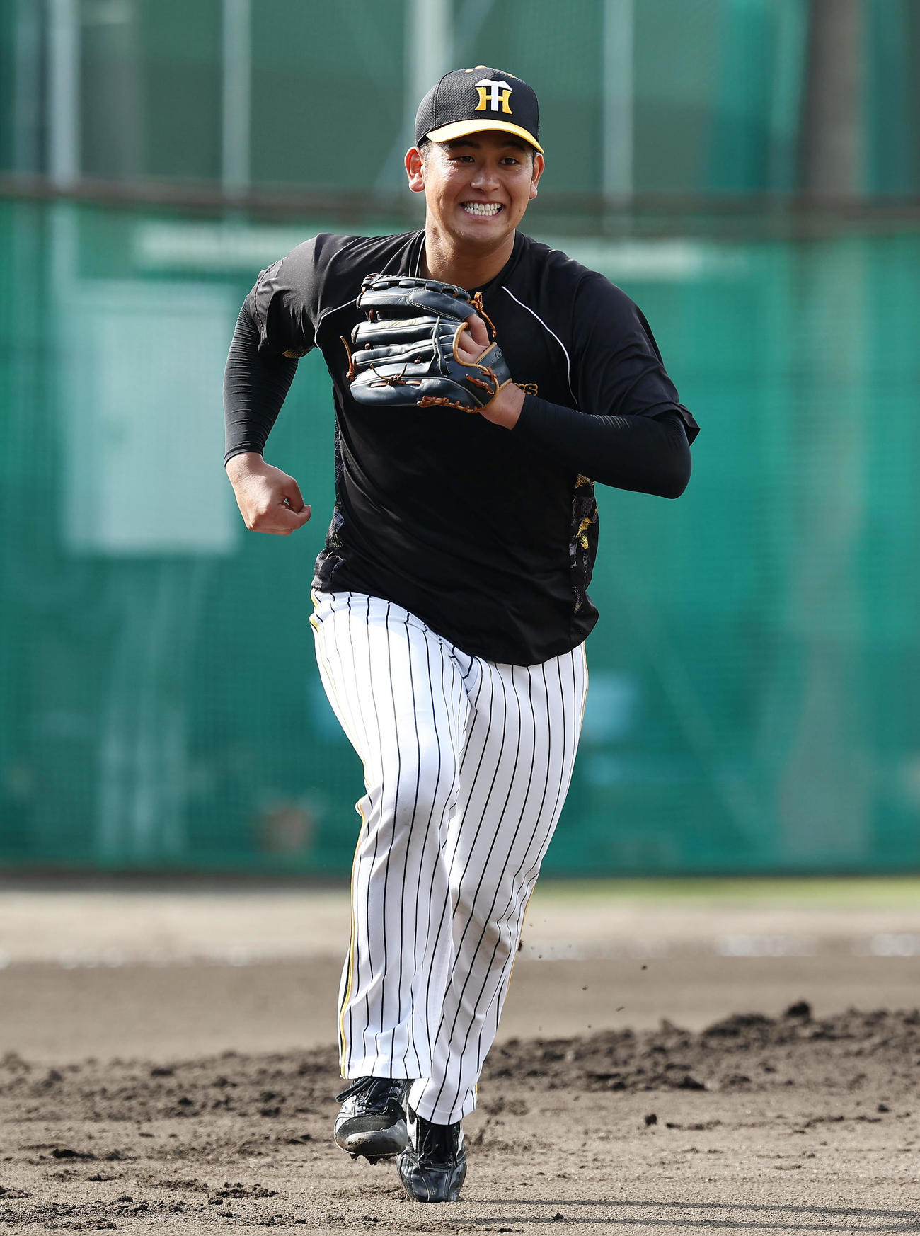 投内連係でダッシュする阪神岡留（撮影・前田充）
