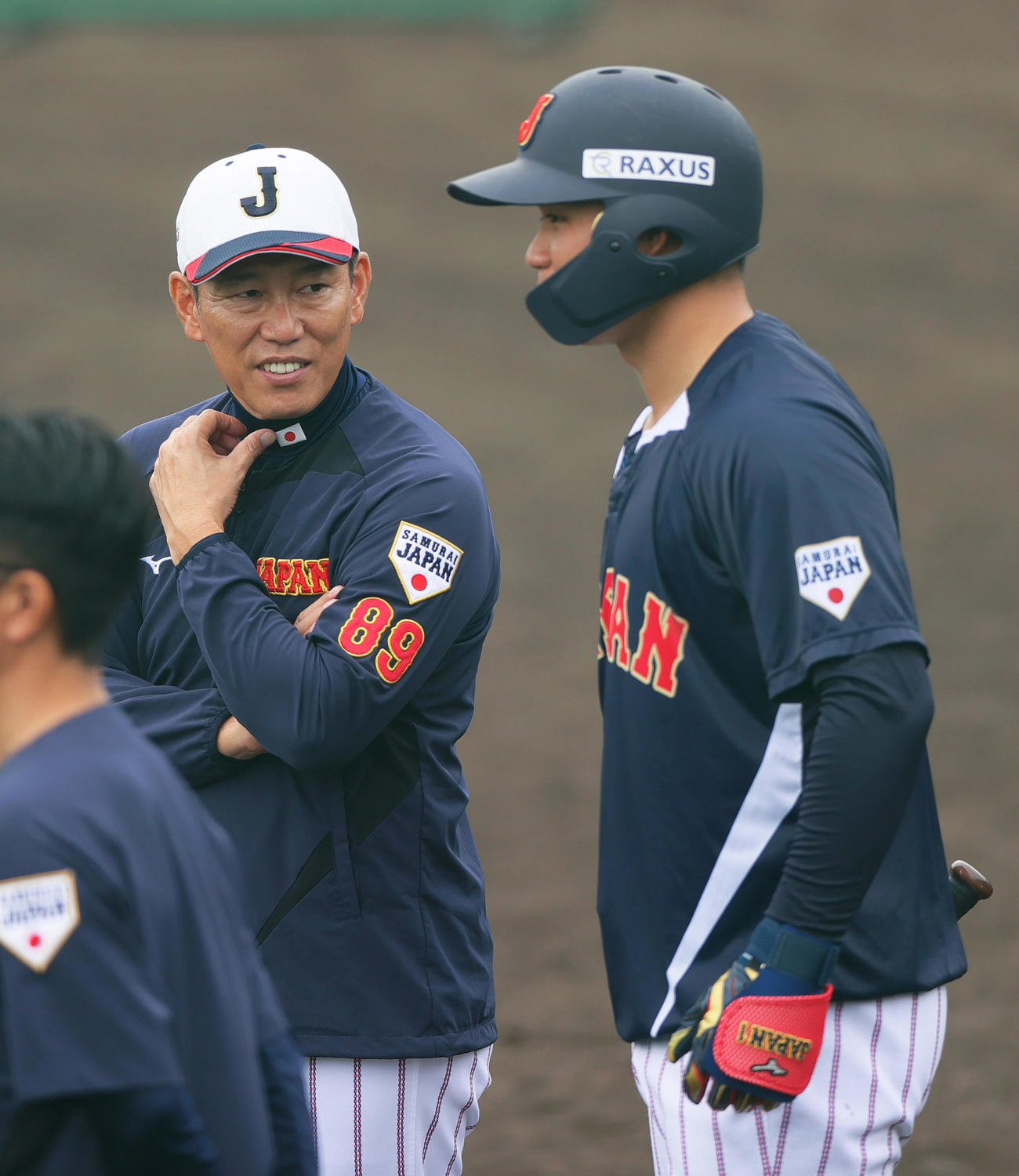 侍ジャパン井端監督（左）と話す森下（撮影・上山淳一）