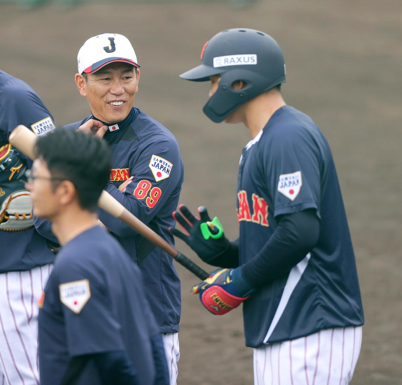 侍ジャパン井端監督（左）と話す森下（撮影・上山淳一）