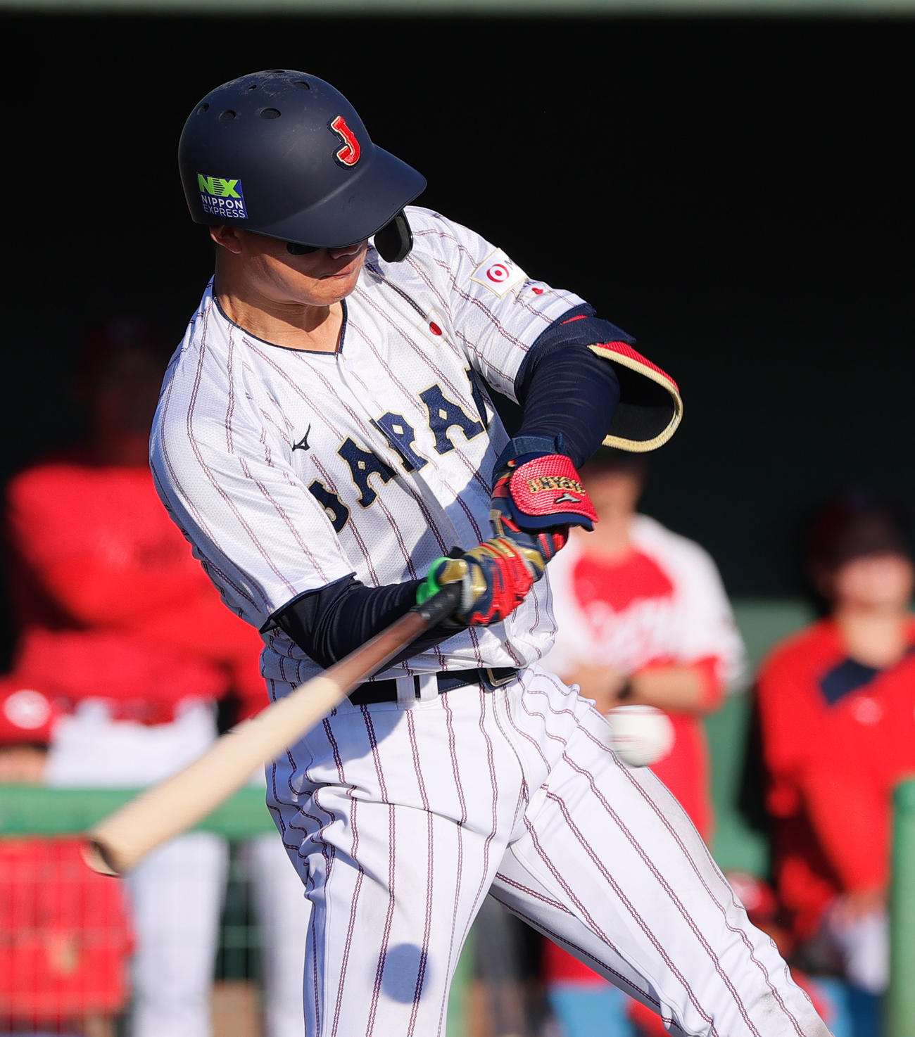 侍ジャパン対広島　タイブレーク8回表侍ジャパン1死一、二塁、森下は遊撃適時内野安打を放つ（撮影・上山淳一）