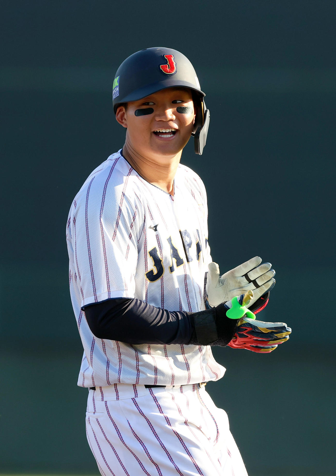 侍ジャパン対広島　タイブレーク8回表侍ジャパン1死一、二塁、森下翔太は適時内野安打で得点し喜ぶ（撮影・上山淳一）