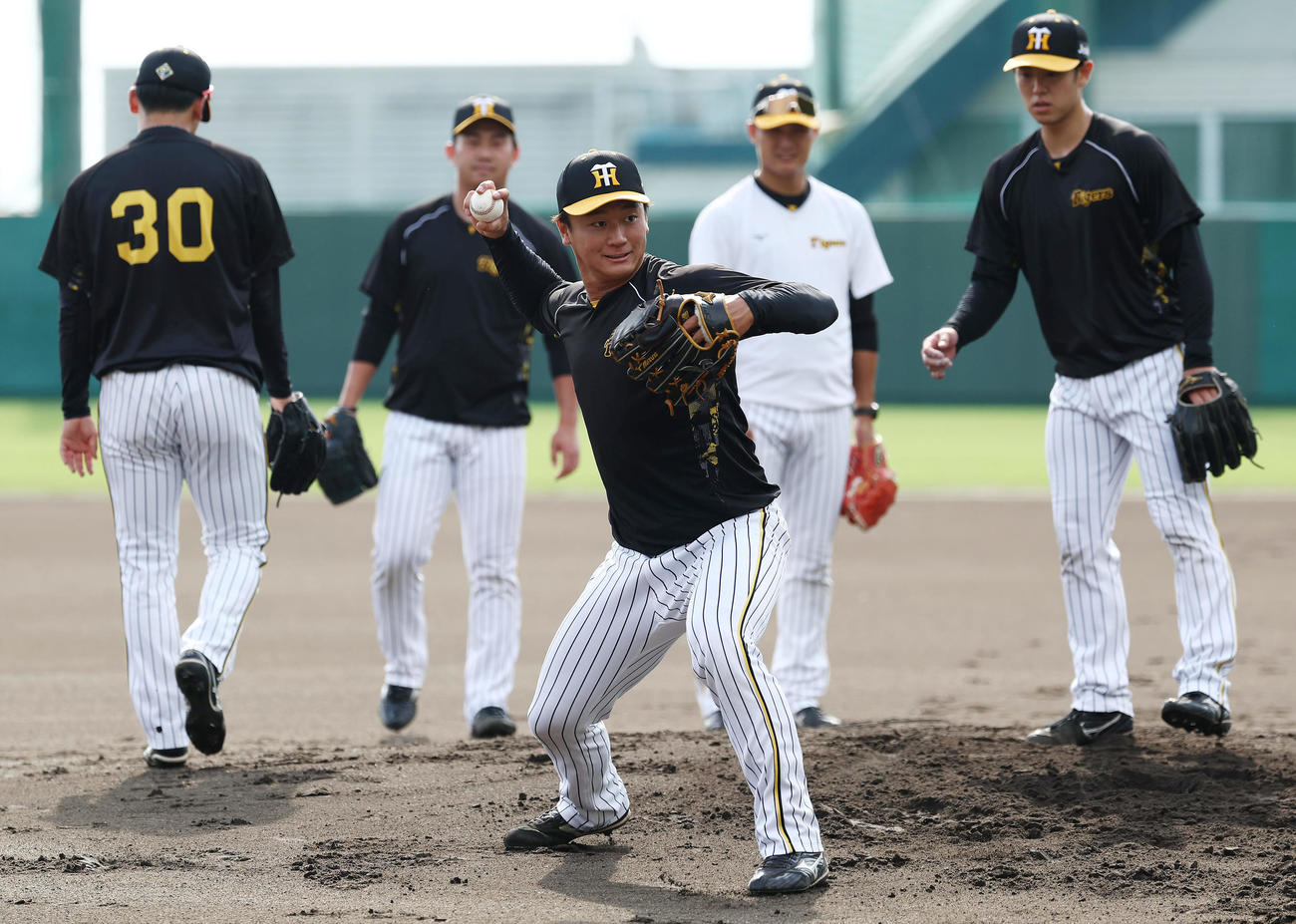 投内連係を行う阪神森木（中央）ら（撮影・前田充）