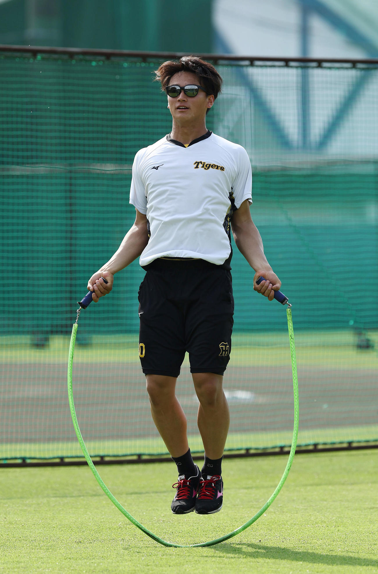 縄跳びを使ったトレーニング行う阪神森木（撮影・前田充）