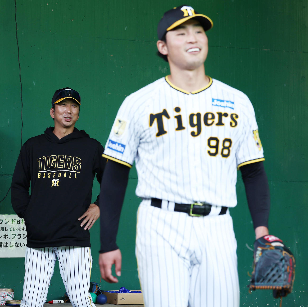 ブルペンで阪神佐藤蓮（手前）に声をかける藤川監督（撮影・前田充）