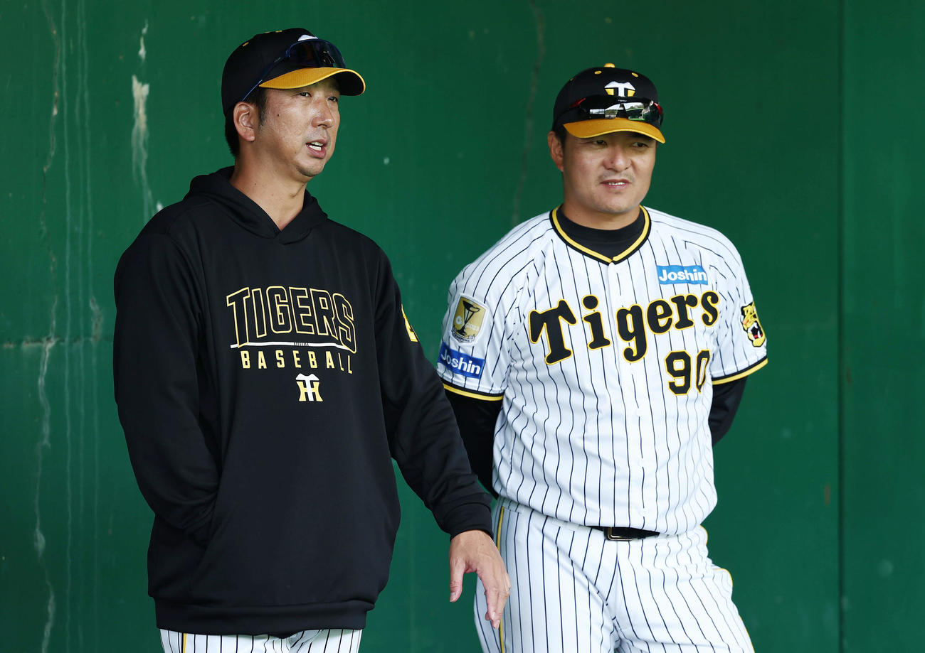 ブルペンで言葉を交わす阪神藤川監督（左）久保田2軍投手コーチ（撮影・前田充）