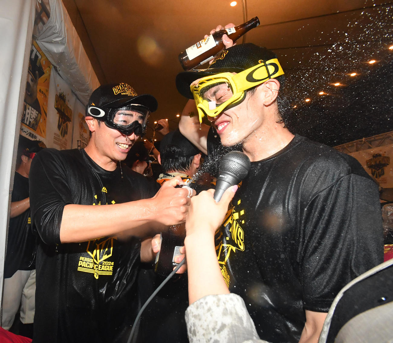 9月23日、ソフトバンクのリーグ優勝祝勝会で周東（右）へビールをかける和田