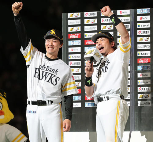 21年4月、ソフトバンク対オリックス　ヒーローインタビューで「熱男！」を決める松田（右）と和田